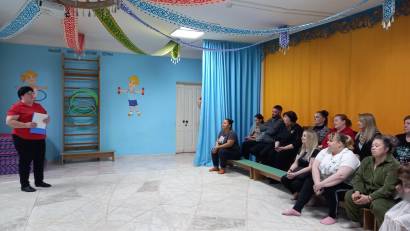 12 мая в предшкольной группе «Радуга» прошло итоговое родительское собрание, на котором присутствовали заместитель директора по воспитательной работе Смирновской школы-гимназии Сафонова О.В. и учитель начальных классов Смирновской школы №1 Мельник И.Н..